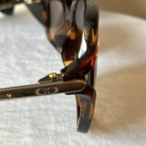 Coach: Dark Tortoise(C6190) Sunglasses- Gradient lens- with case-small scratches - Picture 4 of 16